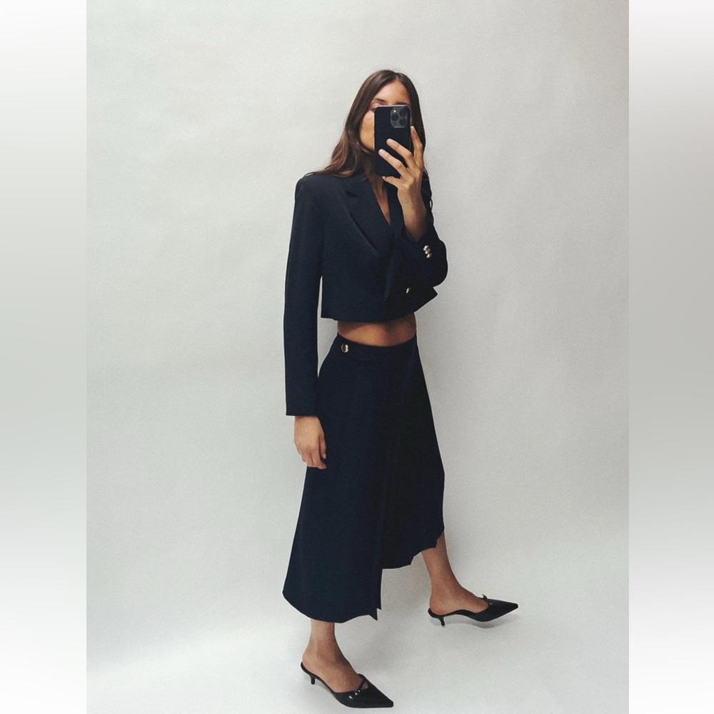 Navy blue pants with high waist, back elastic waistband and side gold buttons